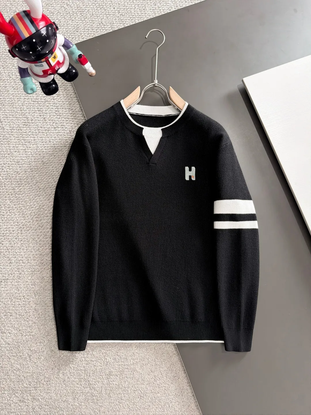 Next day shipment P195 Hermès High Quality 2026 Autumn and Winter latest sweaters from the official website, on sale at the counter at the same time Hot Sale! Specially made of wool blended fabric. It feels comfortable and can be directly in contact with the skin. The logo badge is exquisitely embroidered, which is extremely eye-catching! The details highlight the fashionable charm of big brands. Exquisite workmanship. Three-dimensional cutting style. The wearing effect is invincible and handsome! All three standards are complete! Sizes:M-3XL